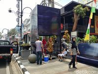 Boks Misterius Tutupi Trotoar Bandung