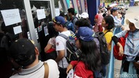 Warga rela antre berjam-jam untuk mendapatkan souvenir khas Asian Games.
