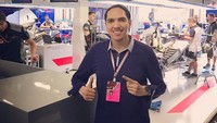 Faldy Albar selalu tersenyum saat berpose di depan kamera, seperti saat berada di pit F1 pada tahun 2017 lalu. Dok. Instagram/albarfaldy