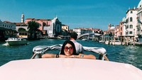 Liburan ke Venesia, Italia, Gou tak hanya naik gondola tapi juga kapal. (peggygou_/Instagram)