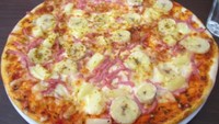Pizza dengan pisang mungkin bukanlah hal yang baru. Karena pizza juga sering dipadukan sebagai dessert manis. Tapi pizza yang satu ini, justru ditaburi irisan buah pisang, di antara lelehan keju dan saus tomat, serta irisan tipis daging. Rasanya seperti apa ya? Foto: Istimewa