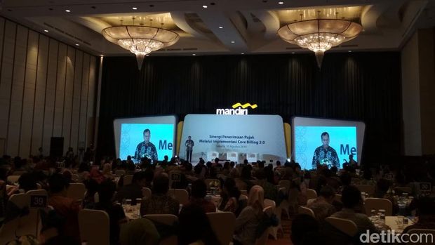 Dirjen Pajak Pamer Penerimaan di Depan Nasabah Bank Mandiri