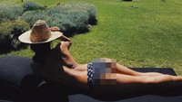 Lelah setelah tur, Gou biasanya akan bersantai sambil berjemur. Ini gaya berjemurnya saat menikmati keindahan alam Lisbon. (peggygou_/Instagram)