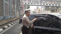 Massa yang emosi kemudian memukuli mobil tersebut. Dari viceo yang beredar Franky sempat memundurkan mobilnya. Namun di belakangnya ada mobil lain yang membuat mobil ini terjebak. (Foto: Dok. Satlantas Polres Jakbar)
