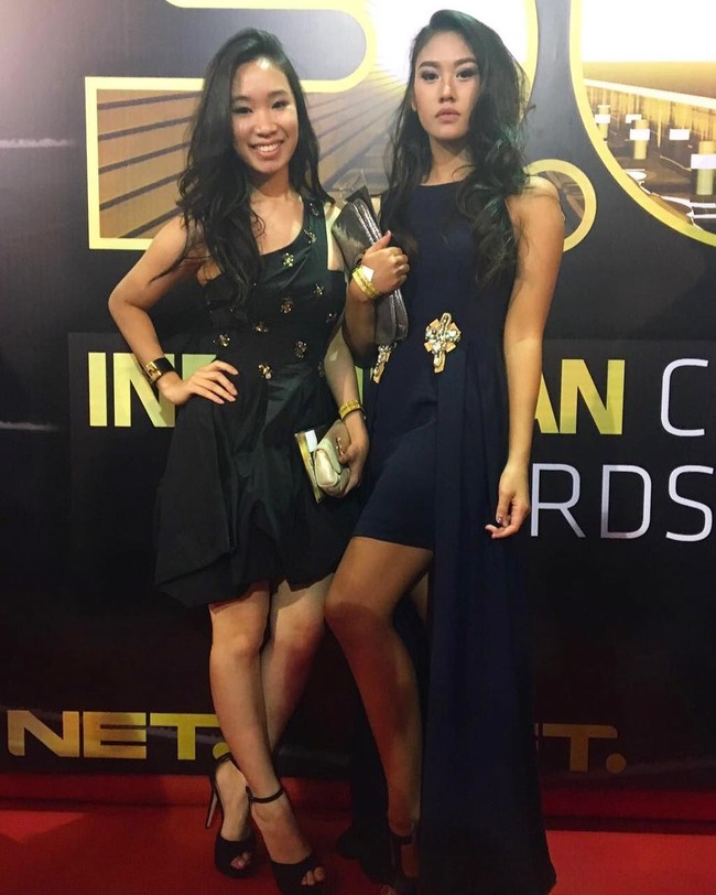 Gaun hitam pendek dengan aksen ekor yang menyapu lantai menjadi pilihan Shafa saat muncul di karpet merah sebuah acara stasiun TV swasta. Keliman yang jatuh di pangkal paha mengekspos kaki seksi Shafa. (Foto: Instagram/@shafa_fadli)