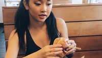 Lebih dari 3 juta followers selalu menantikan unggahan foto Lana. Lihat nih manisnya pose Lana saat hendak makan burger. Foto: Instagram lanacondor