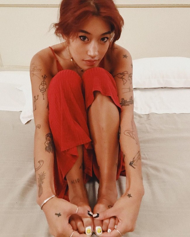 Peggy memamerkan tatot-tatonya di sepanjang lengannya.  Foto: dok. Instagram (@peggygou_)