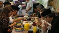 Dini hari menikmati nasi ayam pojok simpang lima Semarang bersama Mendes yang keren @ekoputrosandjojo, kata Hanif. Waduh kerja tanpa kenal waktu nih, subuh-subuh makan nasi ayam. Foto: instagram @hanifdhakiri
