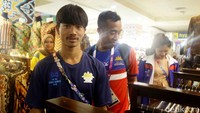 Saat berburu batik, para kontingen atlet ini terlihat sangat semringah.