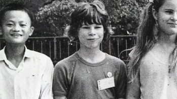 Jack Ma kecil bersama sahabatnya, orang Australia David Morley yang berkunjung ke China untuk wisata. Jack giat belajar bahasa Inggris sejak kecil bersama turis seperti David yang nantinya akan sangat membantu perjalanannya sebagai pebisnis ulung. Foto: istimewa