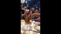 Unik! Pelayan Ini Sajikan Ayam Sambil Berjoget Lincah