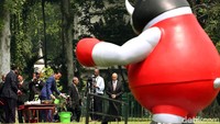 Jokowi dan Gottfried melakukan penanaman pohon bersama di halaman Istana Bogor.