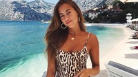 Dalam postingan Instagramnya, Kenza banyak menghabiskan waktunya menikmati pantai. Ini saat dia berada di Kotor Bay di Montenegro. (kenzas/Instagram)