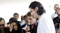Ahmad Albar menyerukan azan sebelum jenazah Faldy dikebumikan. Pool/Palevi S/detikFoto.