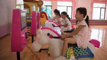 Anak-anak tengah bermain kuda-kudaan di TK Gyeongshang. Foto: Carl Court / Getty Images