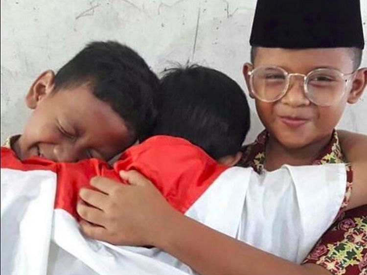 Mesranya! Ramai-ramai Foto Berpelukan ala Jokowi-Prabowo