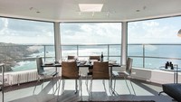 Ada juga lounge dengan pemandangan keren ke arah laut Inggris. Usaha restorasi ini dimaksudkan untuk menyelamatkan bangunan serta memanfaatkannya buat pariwisata. (dok. Jersey Heritage)