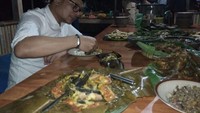 Pria berusia 46 tahun ini mencicip unagi alias sidat saat berkunjung ke Banyumas. Belut ini dimasak jadi pepes dan paling enak dinikmati bersama nasi putih hangat, seperti yang lagi dimakan Hanif ini. Foto: instagram @hanifdhakiri