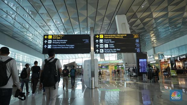 Warga Negara Asing mengantri pembelian tiket pesawat di Terminal 3 Bandara Soekarno Hatta, Tangerang Banten, Kamis (30/8). Mengatasi masalah defisit transaksi berjalan pada neraca perdagangan, Menko Luhut membuat 8 butir keputusan di bidang pariwisata bersama dengan beberapa kementerian/lembaga dan Pemda. Solusi di sektor ini merupakan yang paling cepat dan efektif dibandingkan sektor lainnya. Menko Luhut yang menargetkan perolehan devisa negara dari sektor pariwisata sebesar USD 17,6 milyar pada 2019 dan USD 28,5 milyar pada 2024.CNBC Indonesia/Muhammad Sabki)