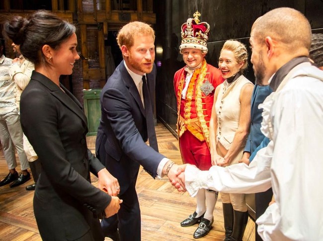Untuk momen spesial tersebut, pasangan yang bergelar Duke dan Duchess of Sussex ini menunjukkan kemesraan dalam balutan busana yang senada. Bukan cuma warna, tapi juga tampilannya. (Foto: Getty Images)