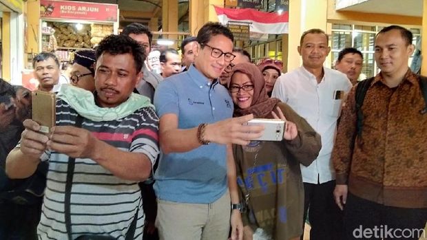 Kunjungi Pasar Bringharjo, Sandi Jadi Rebutan Selfie Warga