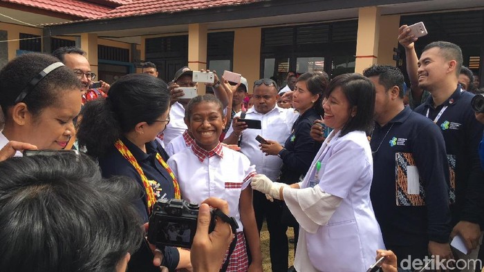 Menkes Nila F Moeloek dalam kunjungan ke Teluk Bintuni, Papua Barat (Foto: Frieda Isyana Putri/detikHealth) Menkes Nila F Moeloek dalam kunjungan ke Teluk Bintuni, Papua Barat (Foto: Frieda Isyana Putri/detikHealth)