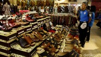 Tak hanya batik, mereka juga mengincar sandal dan sapatu.