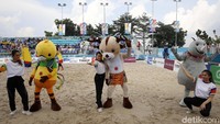 Tingkah lucu Bhinbhin Atung dan Kaka yang ikut memeriahkan acara di sela pertandingan voli pantai yang berlangsung di venue Jakabaring Sport Center, Palembang.