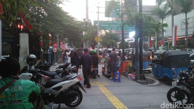 Usai Ditertibkan, Masih Ada Ojol yang Naik ke Trotoar Sarinah