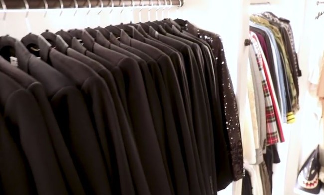 Kris Jenner memiliki satu rak khusus untuk menyimpan koleksi blazer hitam yang jadi favoritnya. Terhitung ada lebih dari 20 potong blazer hitam yang ditata rapi di dalam rak hanger. Foto: YouTube/Judith Leiber Couture