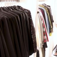 Kris Jenner memiliki satu rak khusus untuk menyimpan koleksi blazer hitam yang jadi favoritnya. Terhitung ada lebih dari 20 potong blazer hitam yang ditata rapi di dalam rak hanger. Foto: YouTube/Judith Leiber Couture