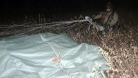 Pasukan khusus TNI AL seperti Denjaka, Taifib, dan Kopaska melakukan terjun payung menuju PLTU Paiton yang dikuasai kelompok separatis. Istimewa/Dispen Kormar.