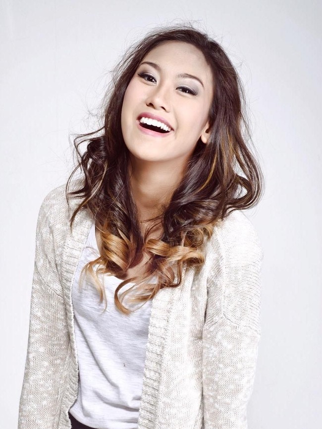 Perhatian sedang tertuju pada Shafa Sabila Fadli, putri Wakil Ketua DPR Fadli Zon yang sedang studi di London, Inggris. Beredar foto perempuan di media sosial mabuk yang disebut-sebut mirip dengannya. Fadli telah menepis, itu bukan putrinya. Memiliki sosok ayah yang kontroversial, Shafa kerap menjadi target bullying di media sosial. Kolom komentar Instagram-nya, (@shafa_fadli) pun penuh oleh nyinyiran netizen. (Foto: Instagram/@shafa_fadli)