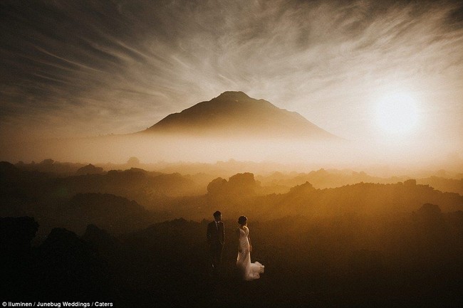 Potret dramatis pasangan yang tengah memandang dunia. Diambil di Kintamani, Bali oleh Indra Permana Kantawibawam. Foto: Dok. Junebug Weddings
