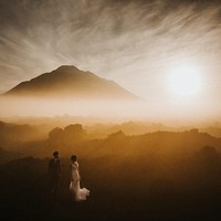Potret dramatis pasangan yang tengah memandang dunia. Diambil di Kintamani, Bali oleh Indra Permana Kantawibawam. Foto: Dok. Junebug Weddings