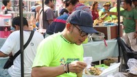 Bahagiakan dirimu dengan lontong pecel. Bahagia itu ketemu lontong pecel sehabis keringatan karena olah raga. Makin maknyuss karena ternyata ada mendoannnya, tulis Hanif. Wah asyik banget yang lagi makan, seperti tak rela diganggu. Foto: instagram @hanifdhakiri