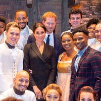 Meghan Markle dan Pangeran Harry berpose bersama seluruh pemeran dan kru Hamilton. Happening di negara asalnya, Amerika Serikat, drama musikal yang dibuat berdasarkan biografi tokoh sejarah Alexander Hamilton ini telah sukses menyabet 11 piala Tony Awards dan satu Grammy Awards. (Foto: Getty Images)