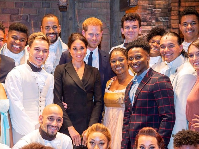 Meghan Markle dan Pangeran Harry berpose bersama seluruh pemeran dan kru Hamilton. Happening di negara asalnya, Amerika Serikat, drama musikal yang dibuat berdasarkan biografi tokoh sejarah Alexander Hamilton ini telah sukses menyabet 11 piala Tony Awards dan satu Grammy Awards. (Foto: Getty Images)