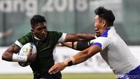 Olah raga ini terbilang keras karana full body contak dan saling menjatuhkan lawan untuk merebut bola.