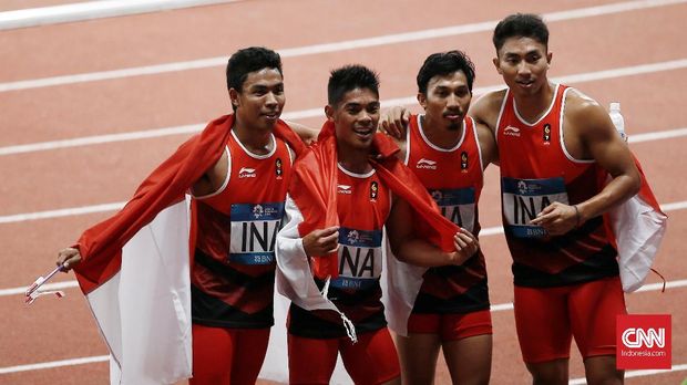 Tim Estafet Indonesia meraih medali perak di nomor 4x100 meter putra.