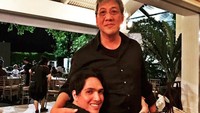 Meski sang ibu sudah menikah lagi dengan Richard Galael, Fadly juga akrab dengan ayah tirinya itu. Dok. Instagram/albarfaldy