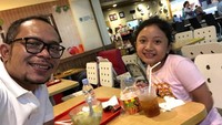 Lewat instagramnya @hanifdhakiri, pemilik nama lengkap Muhammad Hanif Dhakiri ini sering posting foto ketika kulineran. Seperti momen makan bersama putri kecilnya kali ini. Foto: instagram @hanifdhakiri