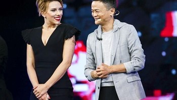Sepanggung dengan si cantik Scarlett Johansson. Aku selalu yakin kalau kita harus berpikir tentang apa yang harus kita lakukan dalam sepuluh tahun ke depan. Kami sukses pada hari ini karena kami memiliki impian 15 tahun lampau. Waktu itu kami percaya kalau internet akan membantu para pebisnis skala kecil, katanya mengenai sukses Alibaba. Foto: istimewa