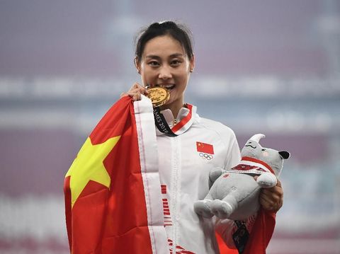 Kenapa Atlet Menggigit Medali yang Mereka Dapat?