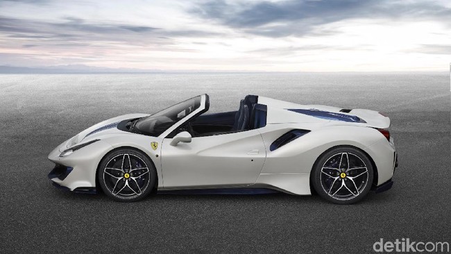 Mobil Atap Terbuka Terdahsyat Ferrari, 488 Pista Spider