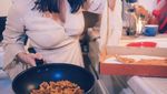 Cantiknya Lana Condor Saat Cicip Tiram hingga Masak Pasta