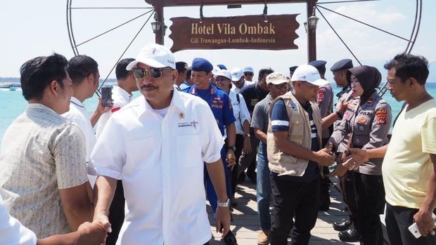 Arief meninjau infrastruktur di Gili Trawangan (dok TCC Kemenpar)