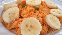 Nasi goreng biasanya dipadukan dengan potongan sosis, bakso, atau irisan daging. Tapi seorang netizen di Twitter mengaku bahwa ia kerap menambahkan irisan pisnag, ke dalam nasi goreng pedasnya. Foto: Istimewa