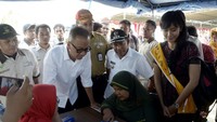 Menteri Sosial Agus Gumiwang Kartasasmita bersama Dirjen Perlindungan dan Jaminan Sosial Kemensos RI Harry Hikmat (Baju Tagana Coklat) mengunjungi korban gempa di Kabupaten Sumbawa Barat, Kamis (30/8). Foto: dok. Mensos