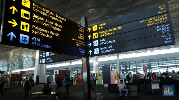 Warga Negara Asing mengantri pembelian tiket pesawat di Terminal 3 Bandara Soekarno Hatta, Tangerang Banten, Kamis (30/8). Mengatasi masalah defisit transaksi berjalan pada neraca perdagangan, Menko Luhut membuat 8 butir keputusan di bidang pariwisata bersama dengan beberapa kementerian/lembaga dan Pemda. Solusi di sektor ini merupakan yang paling cepat dan efektif dibandingkan sektor lainnya. Menko Luhut yang menargetkan perolehan devisa negara dari sektor pariwisata sebesar USD 17,6 milyar pada 2019 dan USD 28,5 milyar pada 2024.CNBC Indonesia/Muhammad Sabki)
